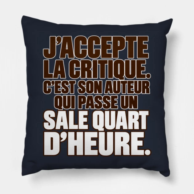 J&rsquo;accepte la critique. C&rsquo;est son auteur qui passe un sale quart d&rsquo;heure. &mdash; Coussin, Motif sur fond bleu nuit
