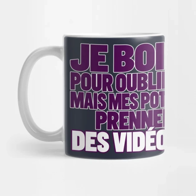 Je bois pour oublier. Mais mes potes prennent des vid&eacute;os. &mdash; Mug, Motif sur fond bleu nuit