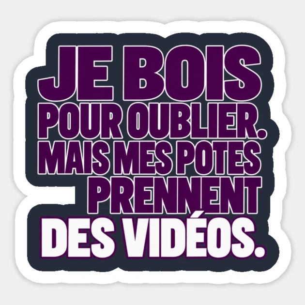 Je bois pour oublier. Mais mes potes prennent des vid&eacute;os. &mdash; Sticker, Motif sur fond bleu nuit