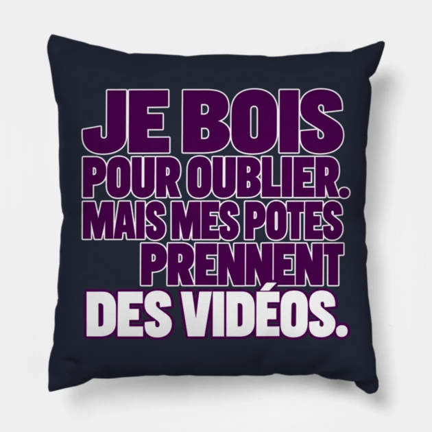 Je bois pour oublier. Mais mes potes prennent des vid&eacute;os. &mdash; Coussin, Motif sur fond bleu nuit