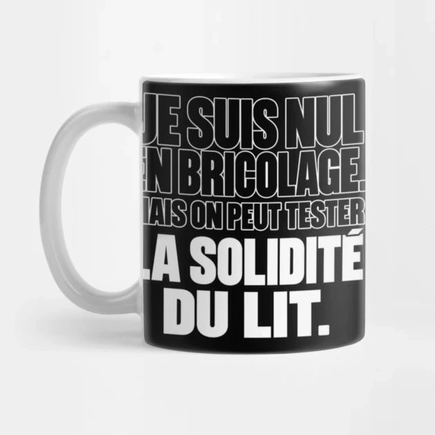 Je suis nul en bricolage. Mais on peut tester la solidit&eacute; du lit. &mdash; Mug, Motif sur fond noir