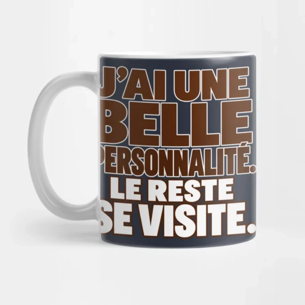 J&rsquo;ai une belle personnalit&eacute;. Le reste se visite. &mdash; Mug, Motif sur fond bleu nuit