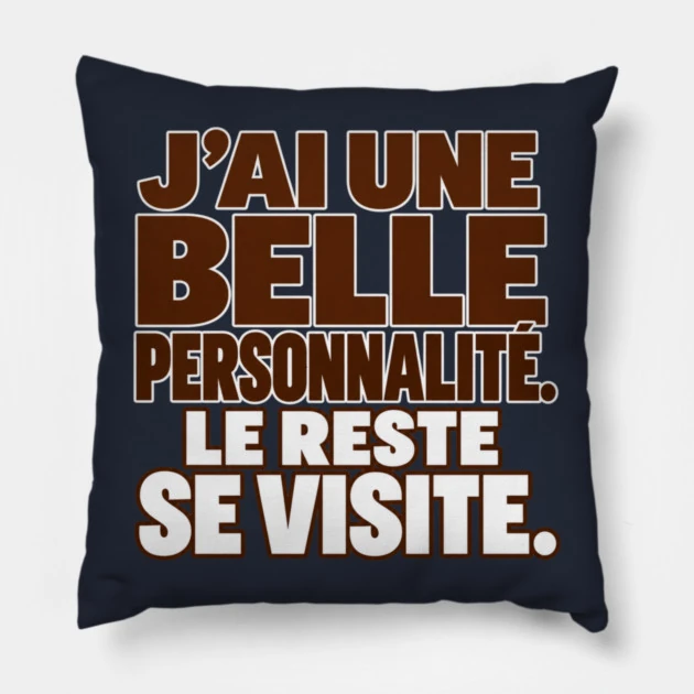 J&rsquo;ai une belle personnalit&eacute;. Le reste se visite. &mdash; Coussin, Motif sur fond bleu nuit