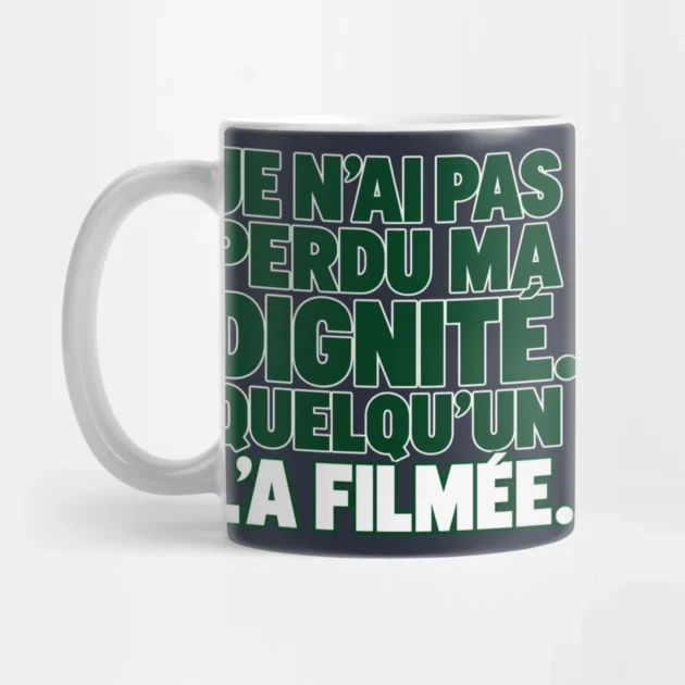Je n’ai pas perdu ma dignité. Quelqu’un l’a filmée. — Mug, Motif sur fond bleu nuit
