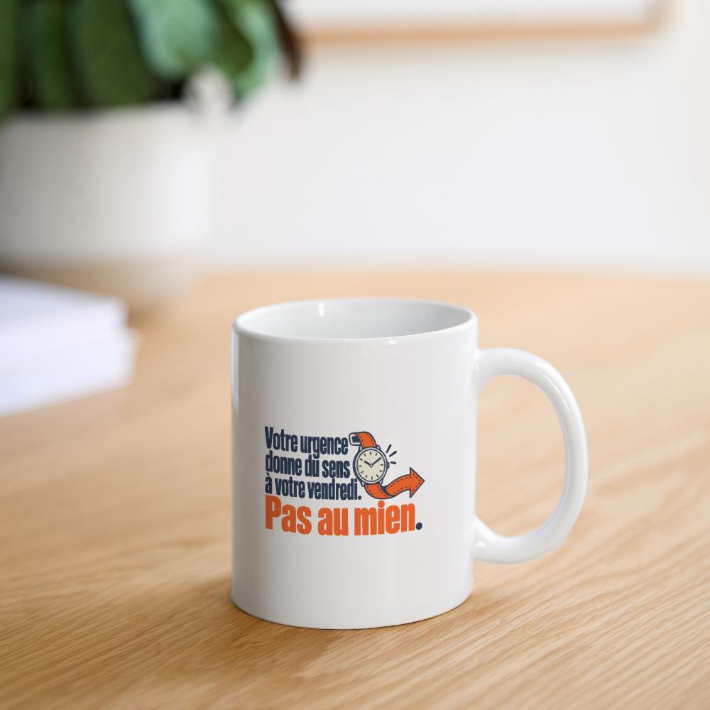 Mug blanc LaZENco avec un message humoristique sur les urgences du vendredi et une montre orange
