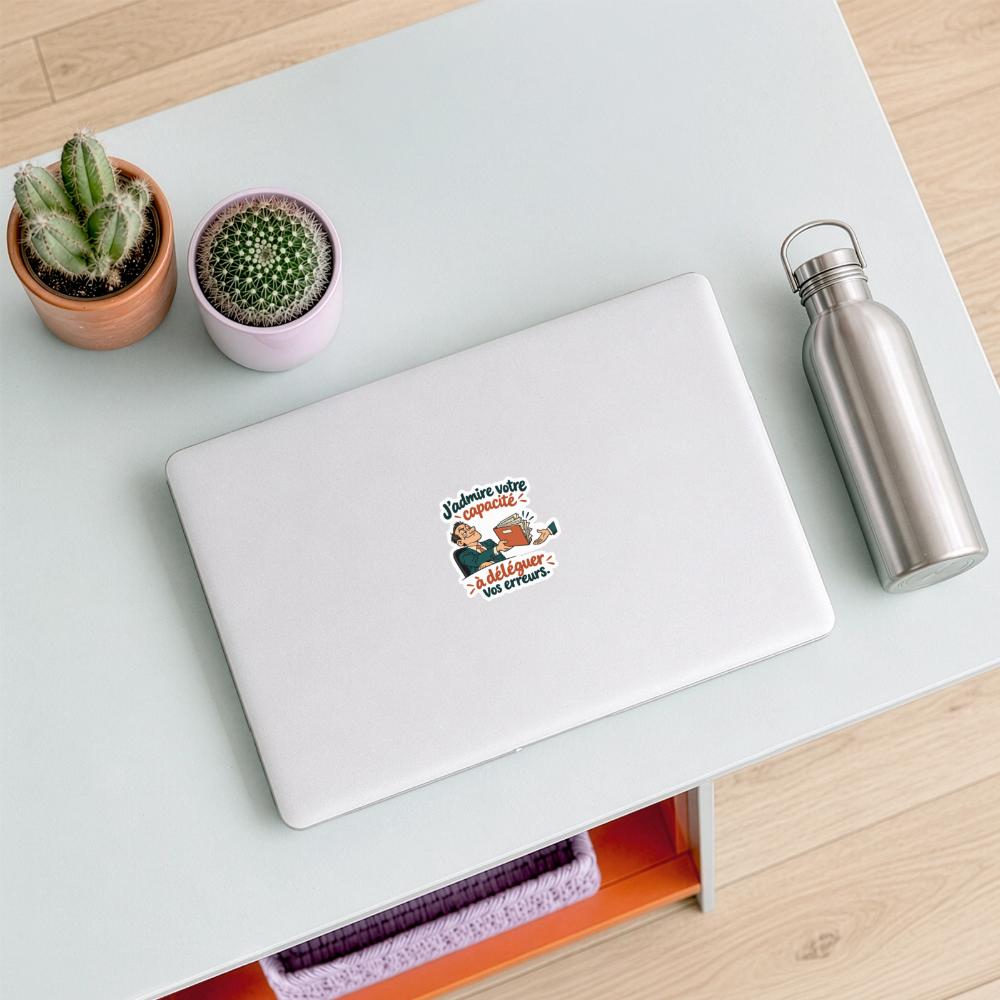 Sticker LaZENco Déléguer ses erreurs, tout un talent, présenté sur un ordinateur portable