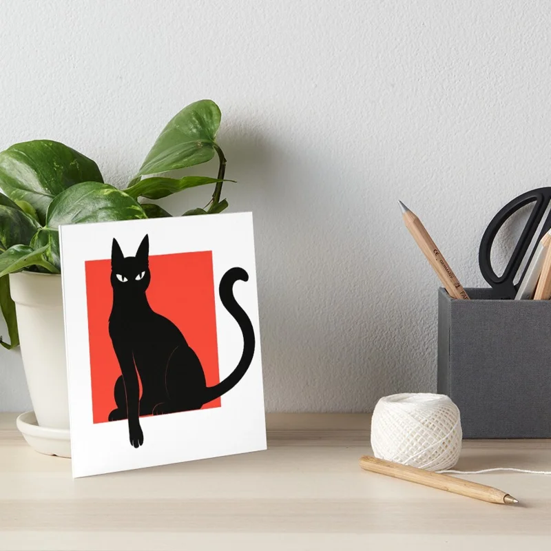 Impression rigide LaZENco posée près d’une plante, avec un chat noir qui sort d’un carré rouge