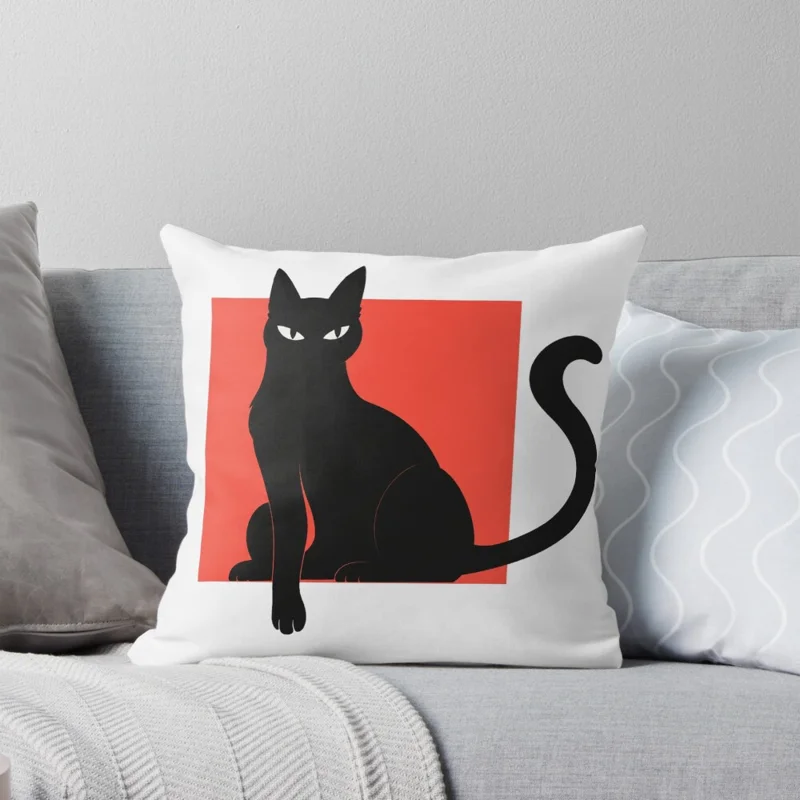 Coussin blanc LaZENco avec un chat noir dont la patte et la queue dépassent d’un carré rouge